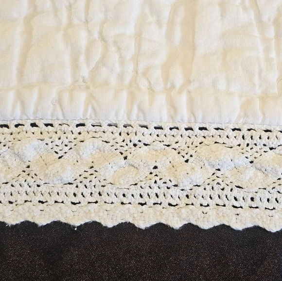 Simply Shabby Chic White Quilt with Lace Trim. Twin - Picture 2 of 7